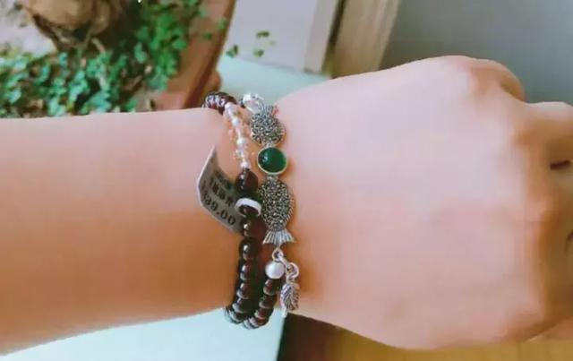 1990红石榴手链什么材质，石榴石手链什么颜色最好（石榴石项链手链的日常保养）