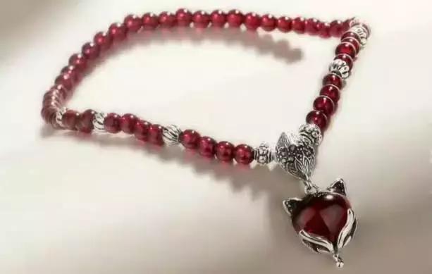 1990红石榴手链什么材质，石榴石手链什么颜色最好（石榴石项链手链的日常保养）