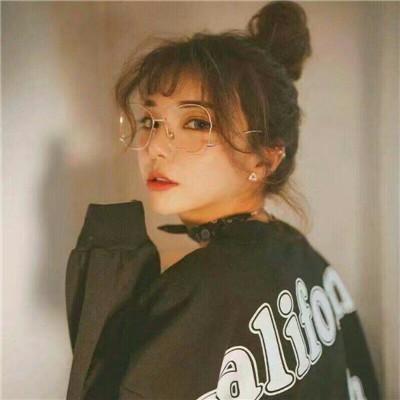 眼镜女头像微信，眼镜女头像（复古圆框眼镜让你气质十足）