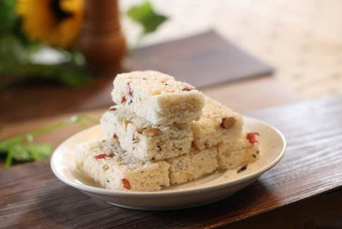 雪花酥用酥性饼干还是韧性饼干，雪花酥的饼干是酥性的吗（雪花酥用什么饼干好）