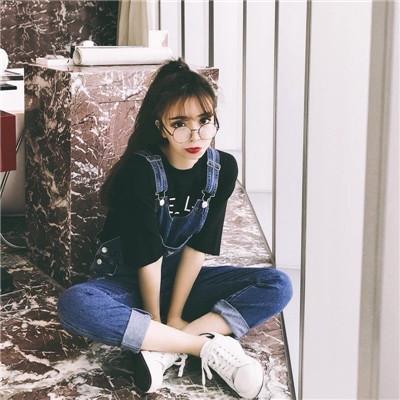 眼镜女头像微信，眼镜女头像（复古圆框眼镜让你气质十足）