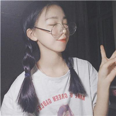 眼镜女头像微信，眼镜女头像（复古圆框眼镜让你气质十足）