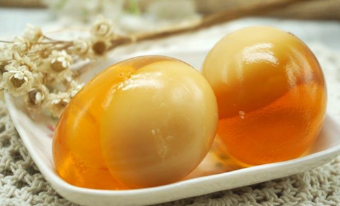 皮蛋是碱性还是酸性，变蛋是酸性还是碱性可以吃吗（孕妇可以吃变蛋吗）