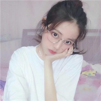 眼镜女头像微信，眼镜女头像（复古圆框眼镜让你气质十足）