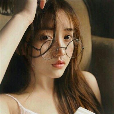眼镜女头像微信，眼镜女头像（复古圆框眼镜让你气质十足）