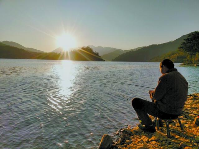 夕阳西下彩霞满天，描写彩霞满天的诗句（冬日二滩 彩霞满天）