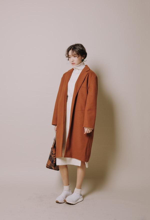 酱色应该搭配什么颜色好看，焦糖色衣服和什么颜色一起穿好看