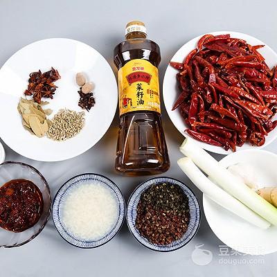 火锅底料怎么做，火锅底料怎么做麻辣烫（自制川香清油火锅底料#金龙鱼外婆乡小榨菜籽油）