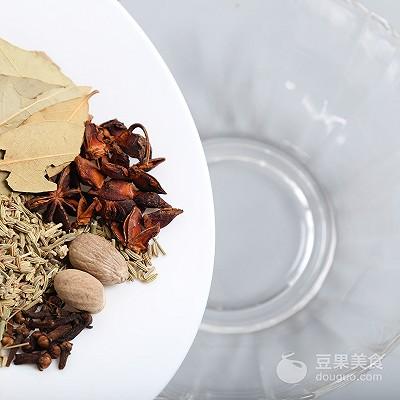 火锅底料怎么做，火锅底料怎么做麻辣烫（自制川香清油火锅底料#金龙鱼外婆乡小榨菜籽油）