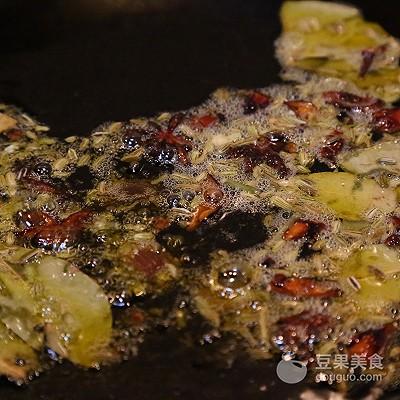 火锅底料怎么做，火锅底料怎么做麻辣烫（自制川香清油火锅底料#金龙鱼外婆乡小榨菜籽油）