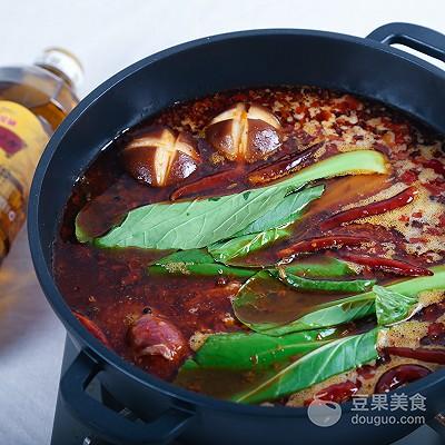 火锅底料怎么做，火锅底料怎么做麻辣烫（自制川香清油火锅底料#金龙鱼外婆乡小榨菜籽油）