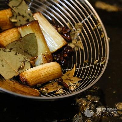 火锅底料怎么做，火锅底料怎么做麻辣烫（自制川香清油火锅底料#金龙鱼外婆乡小榨菜籽油）