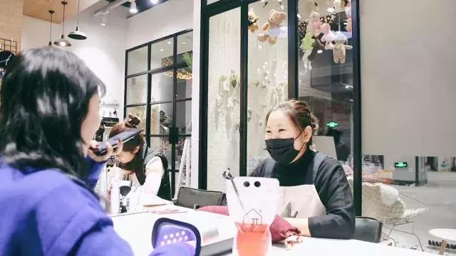 韩国火爆美甲店名，2020比较韩范的美甲店名字大全（最美女孩探最美的店第1期）