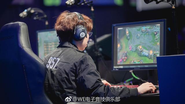英雄联盟怎么窗口化，lol窗口模式怎么移动缩小（WE上单957打比赛用窗口模式）