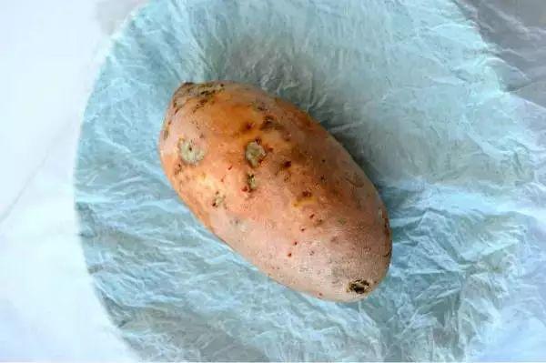 微波炉可以烤红薯，用微波炉如何能烤出美味的红薯（热乎乎的烤地瓜）