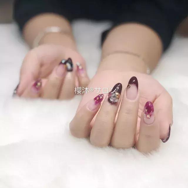 韩国火爆美甲店名，2020比较韩范的美甲店名字大全（最美女孩探最美的店第1期）