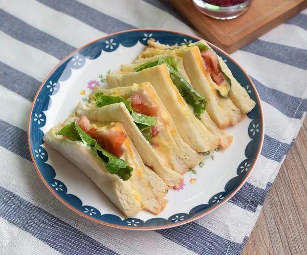 微波炉如何烤红薯，用微波炉怎么烤红薯需要放盘子吗（在家用微波炉这样一转）