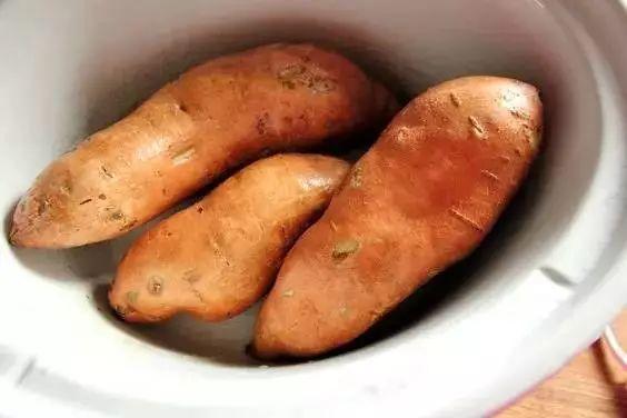 微波炉可以烤红薯，用微波炉如何能烤出美味的红薯（热乎乎的烤地瓜）