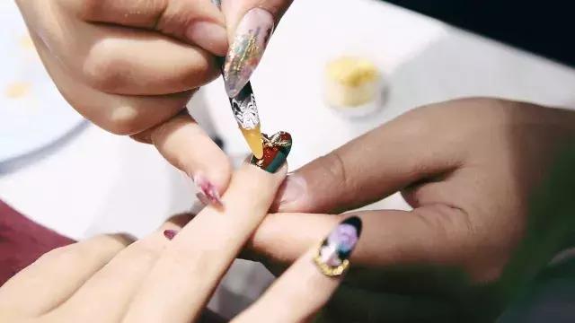 韩国火爆美甲店名，2020比较韩范的美甲店名字大全（最美女孩探最美的店第1期）