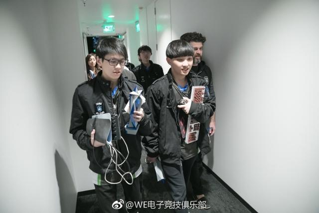 英雄联盟怎么窗口化，lol窗口模式怎么移动缩小（WE上单957打比赛用窗口模式）