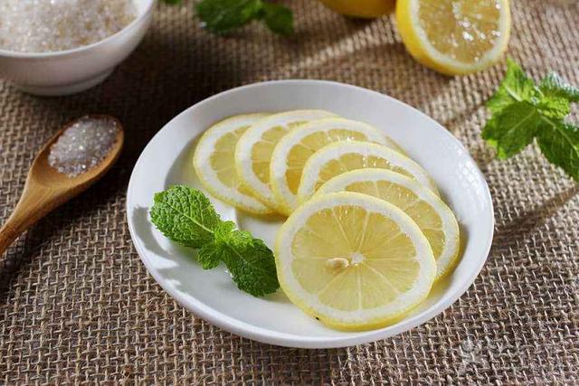 新鲜柠檬怎么泡水的正确泡法，泡鲜柠檬水的正确泡法（分享：柠檬片泡水的技巧与方法）