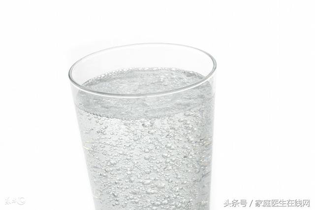 弱碱性水对人体的好处和坏处，都说喝弱碱性水对身体有帮助