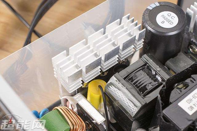 酷冷至尊电源怎么样，酷冷至尊电源和航嘉电源哪个好（售价高的80Plus金牌电源电源好在哪里）