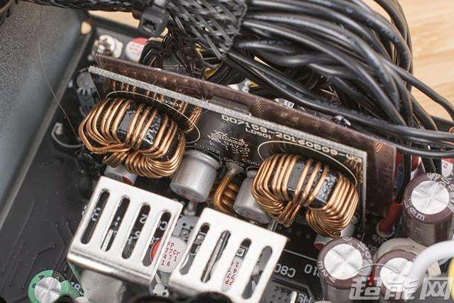 酷冷至尊电源怎么样，酷冷至尊电源和航嘉电源哪个好（售价高的80Plus金牌电源电源好在哪里）