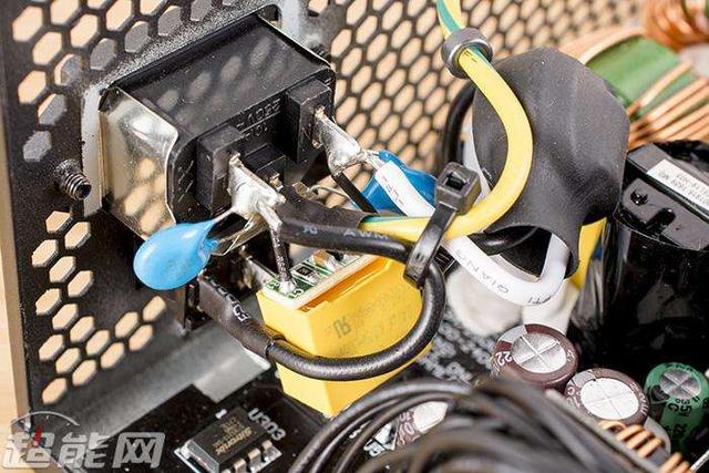 酷冷至尊电源怎么样，酷冷至尊电源和航嘉电源哪个好（售价高的80Plus金牌电源电源好在哪里）