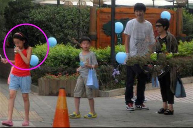 张国立有几个孩子，张国立几个娃（张国立和邓婕领养的孩子长大了）