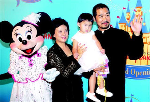 张国立有几个孩子，张国立几个娃（张国立和邓婕领养的孩子长大了）