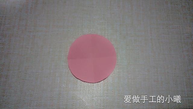 如何用彩纸折出一朵漂亮的荷花荷花的彩纸折法，简单折纸荷花的详细教程（漂亮花朵折纸合集）