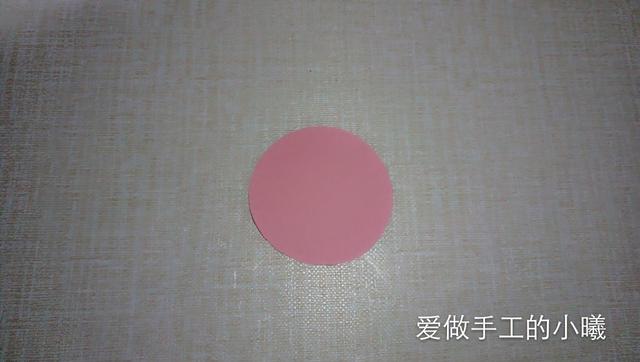 如何用彩纸折出一朵漂亮的荷花荷花的彩纸折法，简单折纸荷花的详细教程（漂亮花朵折纸合集）