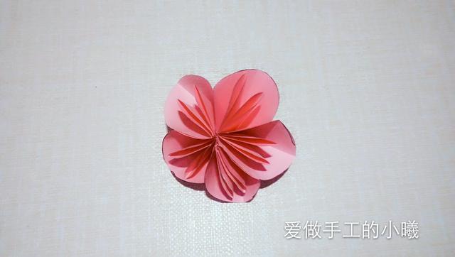 如何用彩纸折出一朵漂亮的荷花荷花的彩纸折法，简单折纸荷花的详细教程（漂亮花朵折纸合集）