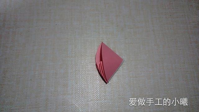 如何用彩纸折出一朵漂亮的荷花荷花的彩纸折法，简单折纸荷花的详细教程（漂亮花朵折纸合集）