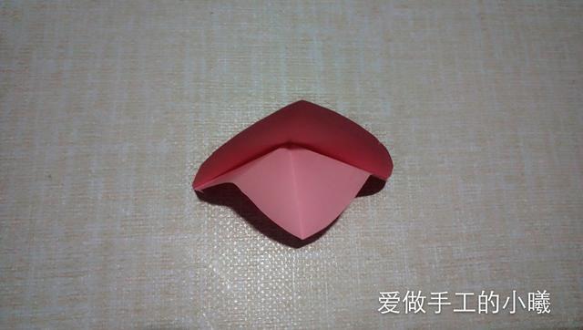 如何用彩纸折出一朵漂亮的荷花荷花的彩纸折法，简单折纸荷花的详细教程（漂亮花朵折纸合集）