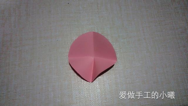 如何用彩纸折出一朵漂亮的荷花荷花的彩纸折法，简单折纸荷花的详细教程（漂亮花朵折纸合集）