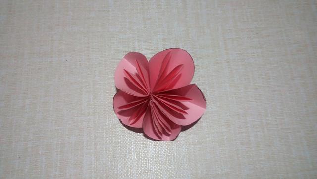 如何用彩纸折出一朵漂亮的荷花荷花的彩纸折法，简单折纸荷花的详细教程（漂亮花朵折纸合集）