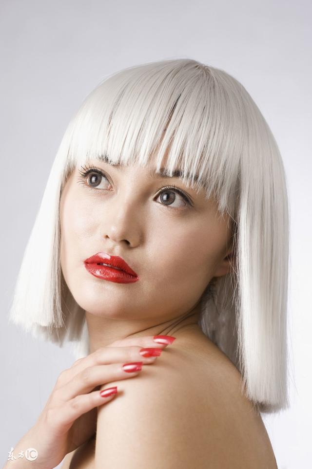 肤色偏黄暗沉适合什么发色（皮肤暗黄的女生）