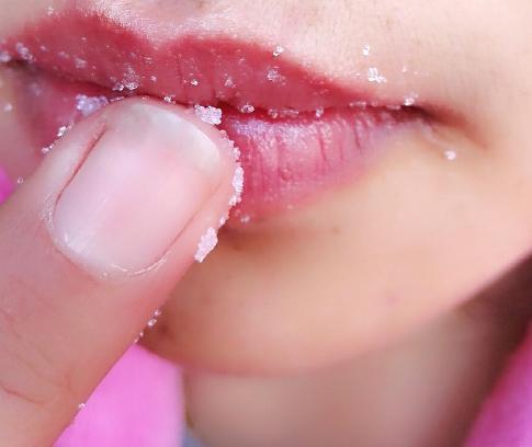 凡士林怎么用，凡士林怎么用在脸上（家庭必备神器凡士林使用方法）