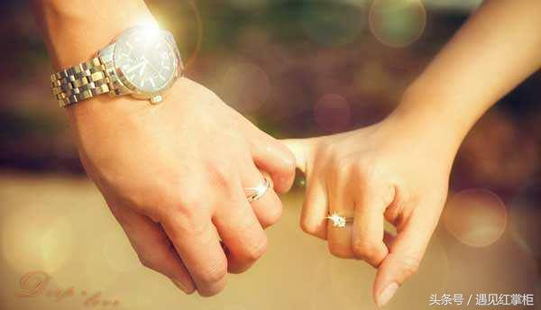 无名指戴戒指说明什么，女生右手无名指戴戒指说明什么（这一指这样戴“戒指”才能招财纳福）