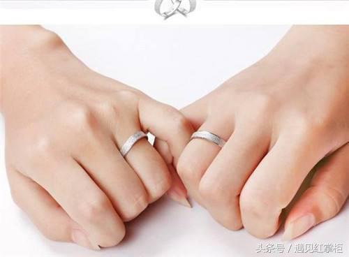 无名指戴戒指说明什么，女生右手无名指戴戒指说明什么（这一指这样戴“戒指”才能招财纳福）