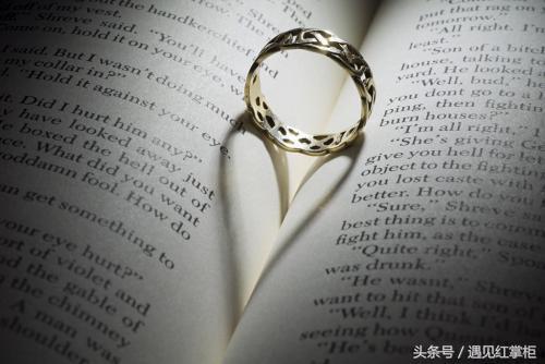 无名指戴戒指说明什么，女生右手无名指戴戒指说明什么（这一指这样戴“戒指”才能招财纳福）