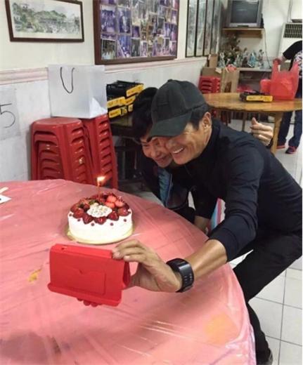 周润发庆60岁生日,苗侨伟晒全家福(成龙60岁生日party大腕云集)