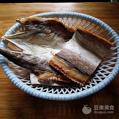 鳗鱼干怎么做好吃，油炸鳗鱼干怎么做好吃（酱蒸鳗鱼干#优思明恋恋冬日）