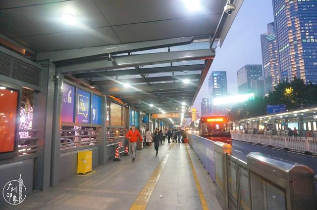 广州brt最旺的二个站，如今，在广州坐BRT这么酷炫