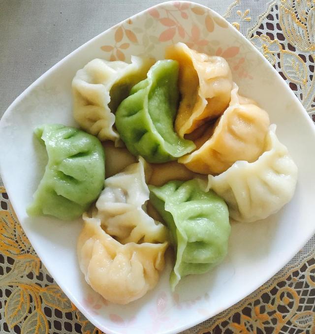 彩色饺子皮怎么做，两种颜色饺子皮怎么做（奶奶饺子皮40年的经验）