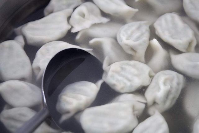 彩色饺子皮怎么做，两种颜色饺子皮怎么做（奶奶饺子皮40年的经验）