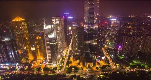 广州brt最旺的二个站，如今，在广州坐BRT这么酷炫