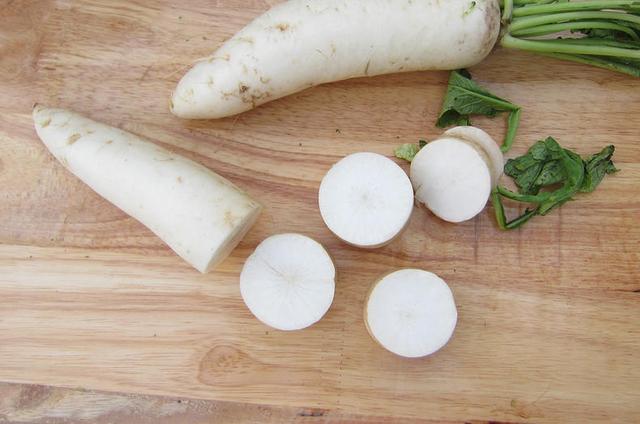 水煮白萝卜减肥法，吃水煮菜能减肥吗（冬天最应该常吃的菜）